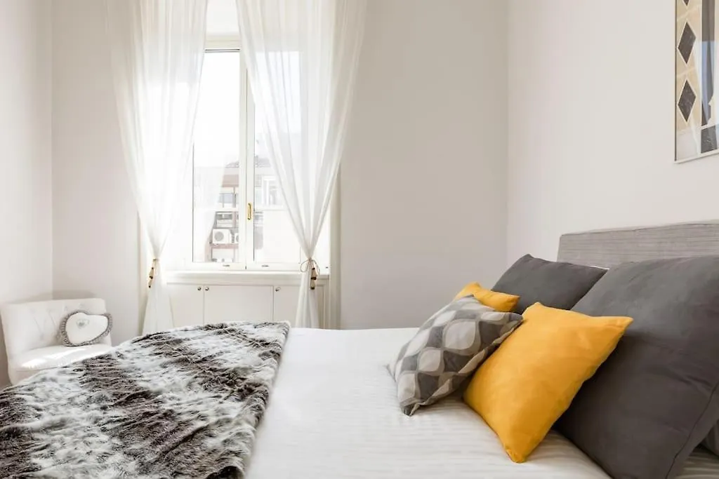 Re-Imagined Apartment In Historical Building Rom Italien