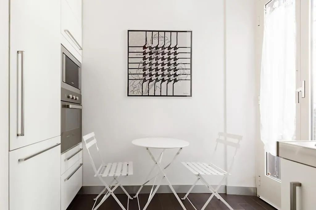 Re-Imagined Apartment In Historical Building Rom Italien